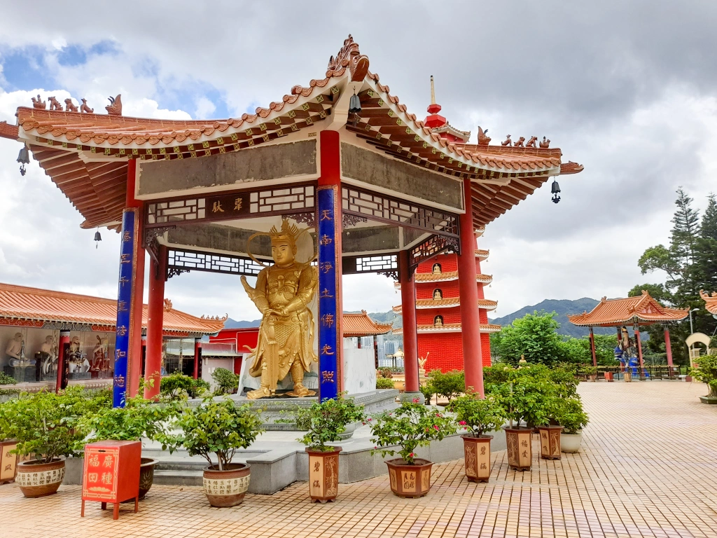 Ten Thousand Buddhas Monastery, Hong Kong