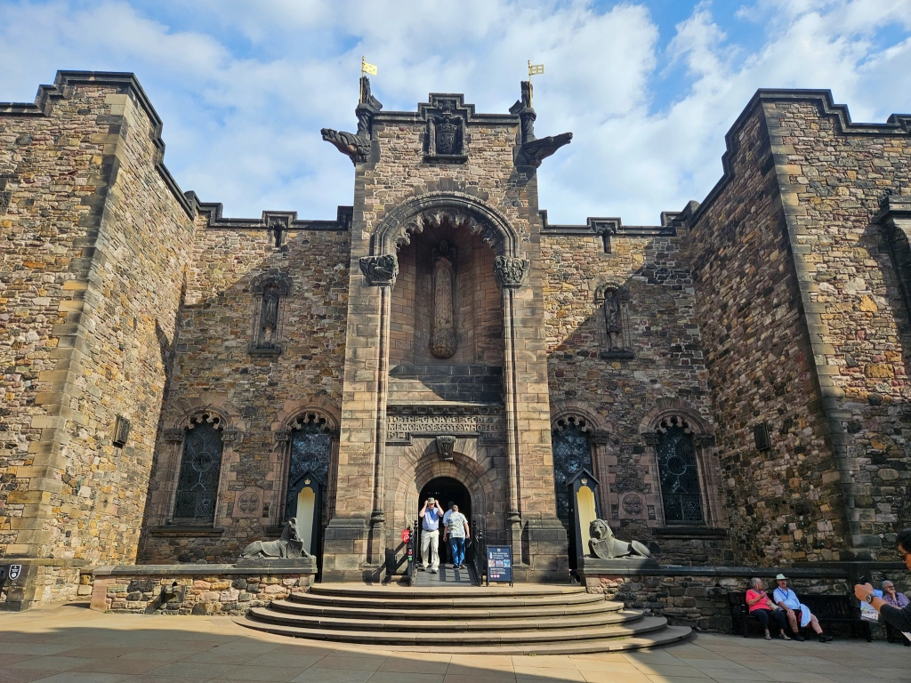 Edinburgh Castle: A Visitor Guide Edinburgh Castle: A Visitor Guide